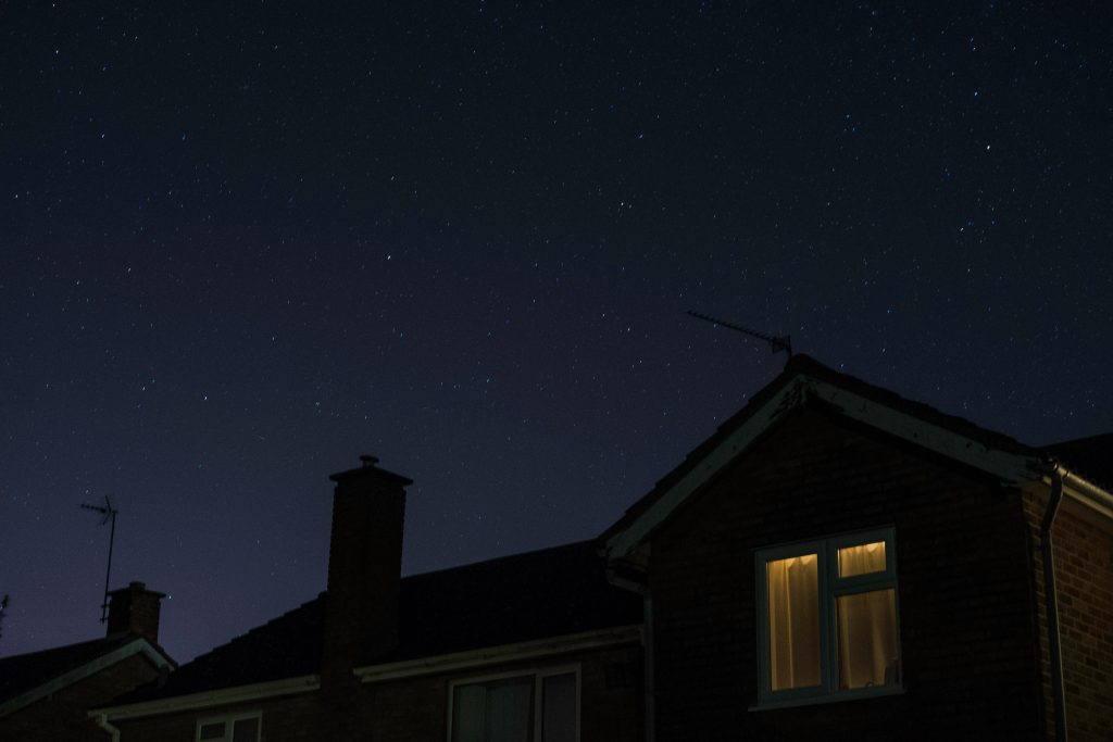 Une maison avec lumière allumée la nuit