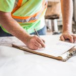 Chef de chantier qui remplit une déclaration préalable de travaux