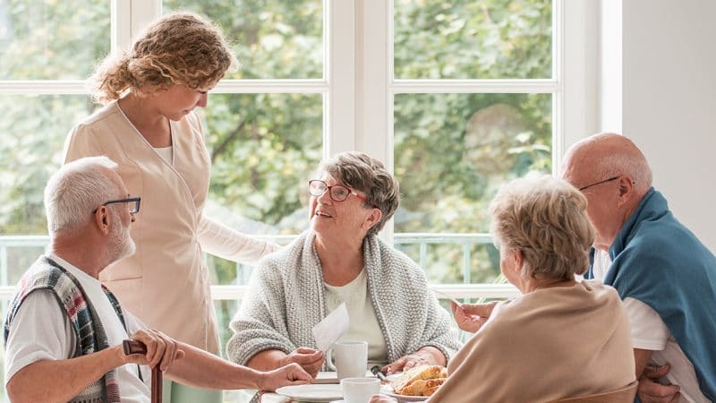 Quelle est la différence entre une auxiliaire de vie et une aide à domicile ?